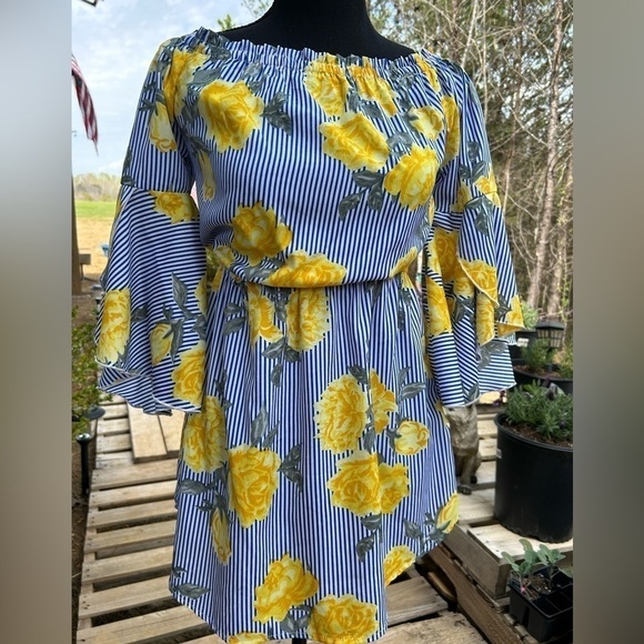 Hint of Blush Dresses & Skirts - Hint of Blush dress. Floral Mini wide sleeves. Size S.